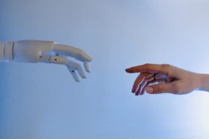 künstliche Intelligenz, ki, roboter finger berührt menschlichen Finger